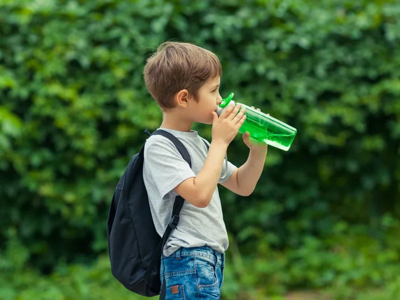 Izotoniki to nie to samo co energetyki. Czy mimo to dzieci mogą pić napoje izotoniczne? - zdjęcie