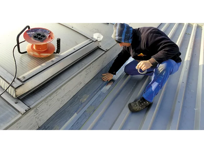 Jak zadbać o bezpieczeństwo budynku uszczelniając świetliki na dachu? zdjęcie