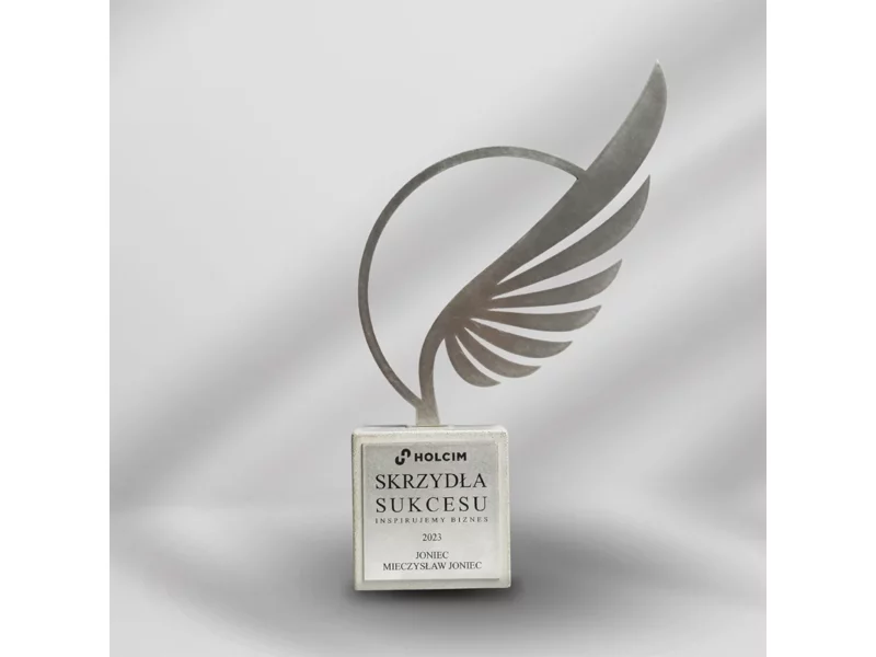 Firma JONIEC® ze statuetką Skrzydła Sukcesu firmy Lafarge-Holcim zdjęcie