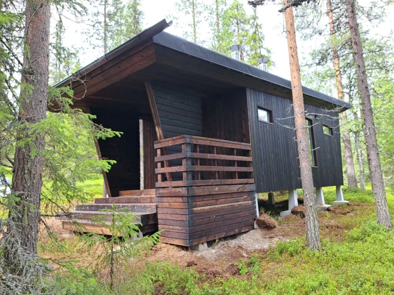 Ochrona ptaków na łonie natury: Pilkington AviSafe™ w fińskich domkach turystycznych zdjęcie