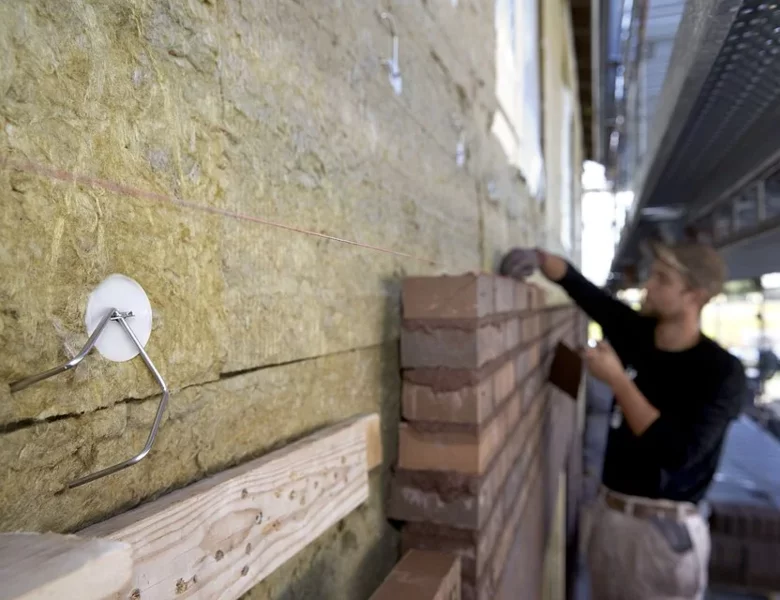 Ocieplanie fasad murowanych. Jak skutecznie zabezpieczyć elewację przed działaniem wilgoci i mostkami termicznymi? - zdjęcie