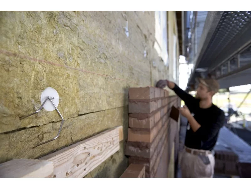 Ocieplanie fasad murowanych. Jak skutecznie zabezpieczyć elewację przed działaniem wilgoci i mostkami termicznymi? zdjęcie
