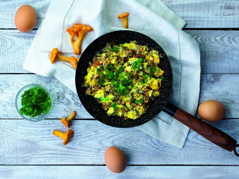 Zacznij dzień od jajecznicy! Śniadaniowy klasyk na kilka sposobów - zdjęcie