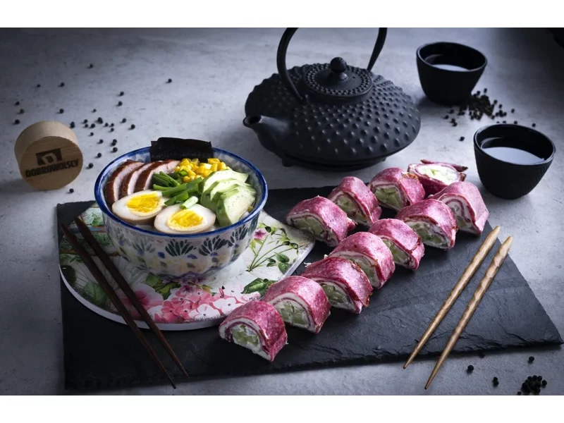 Azjatyckie inspiracje - wędliniarskie „sushi” i ramen z polskim akcentem zdjęcie