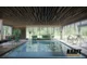 „Pułapki” metalowego listwowego sufitu w basenie - zdjęcie
