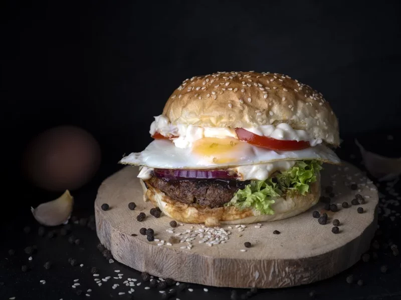 American burger z jajem sadzonym - zdjęcie