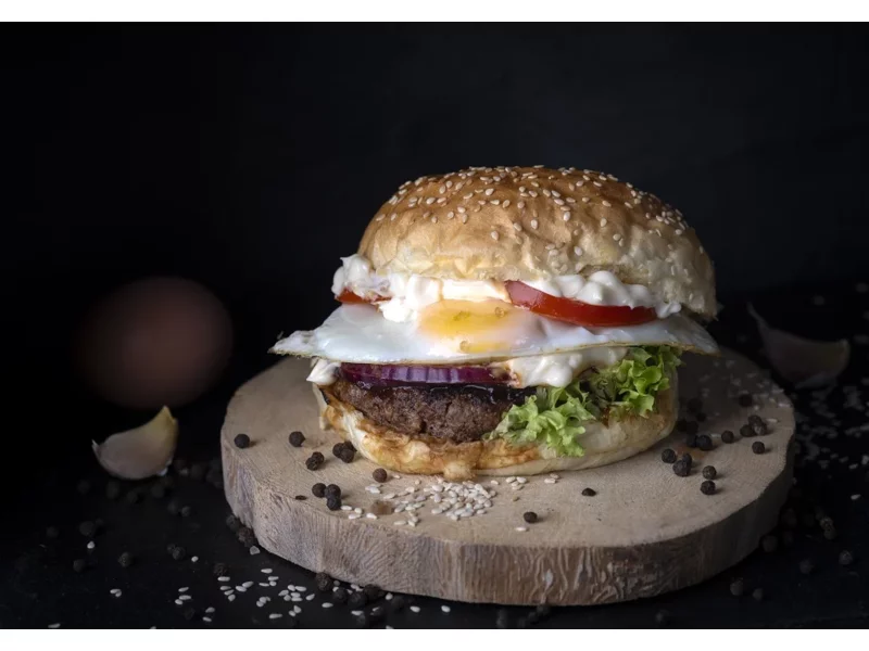 American burger z jajem sadzonym zdjęcie