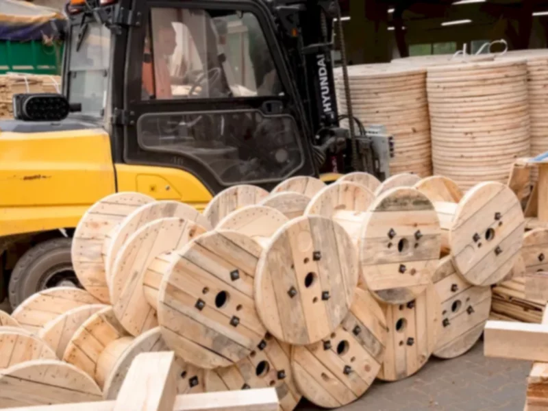 Bęben kablowy drewniany – jak wybrać produkt dla swojej firmy?" - zdjęcie