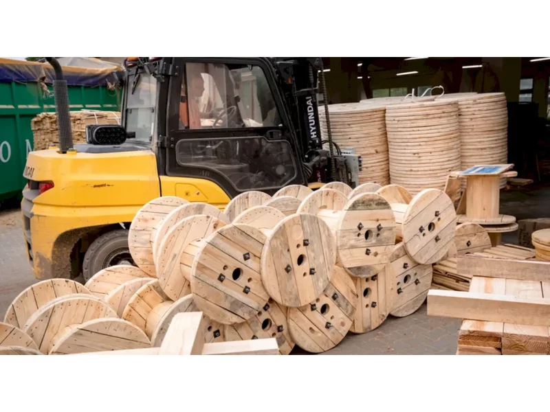 Bęben kablowy drewniany – jak wybrać produkt dla swojej firmy?" zdjęcie