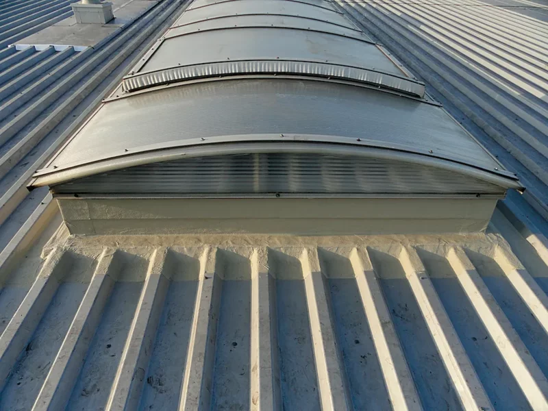 Jak skutecznie uszczelnić świetliki na dachu i zadbać o jego bezpieczeństwo? zdjęcie