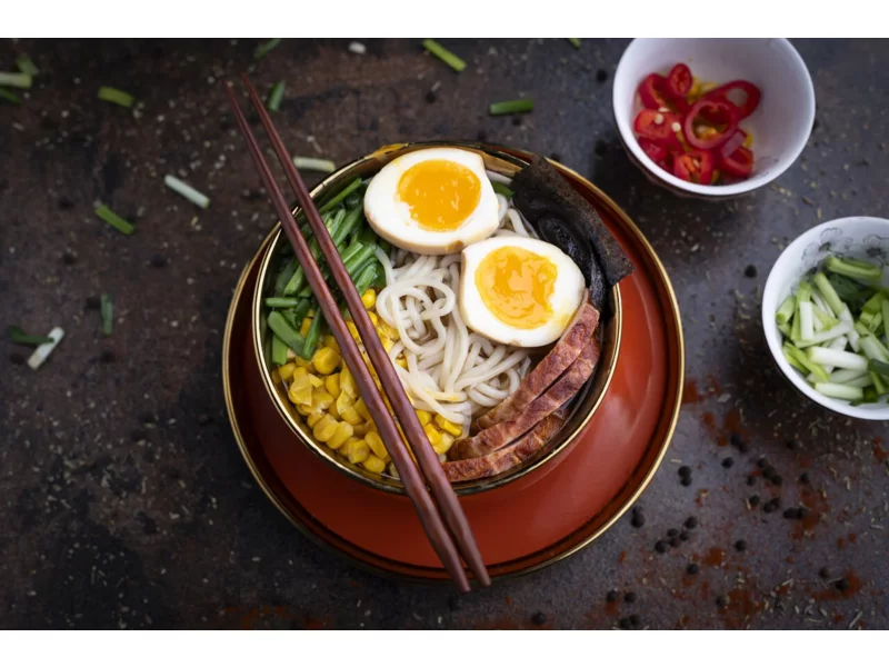 Wariacja na temat azjatyckiej zupy – ramen z jajem zdjęcie