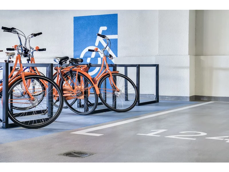 Trwa akcja „Rowerowy maj”. Inspirujące projekty stref dla rowerów na parkingach w biurowcach zdjęcie