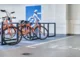 Trwa akcja „Rowerowy maj”. Inspirujące projekty stref dla rowerów na parkingach w biurowcach - zdjęcie