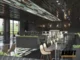 Rozwiązanie projektowe kawiarni z listwami zamocowanymi na różnych poziomach - zdjęcie