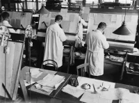 1926: Prace nad konstrukcją reflektorów w pracowni kreślarskiej
