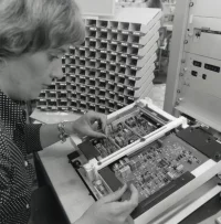 1978: Produkcja półprzewodników do elektronicznego systemu wtrysku benzyny Jetronic. Na zdjęciu przygotowanie płytki sterownika