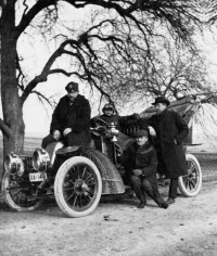 1907: Dyrektorzy firmy Bosch podczas jazdy próbnej. Gustav Klein, Gottlob Honold, Ernst Ulmer i Arnold Zähringer