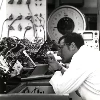 1970: Pracownik na stanowisku pomiarowym elektroniki sterującej do samochodu elektrycznego, w zakładzie w Schwieberdingen. Wiedza wystarczała już wówczas do zbudowania prototypowego pojazdu, brakowało jednak zasobnika energii o odpowiedniej pojemności