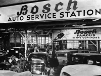 1939: Serwis Bosch w Manili / Filipiny. Na zdjęciu codzienny ruch w hali montażowej Serwisu Bosch w Manili