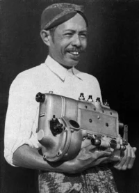 1938: Pracownik Serwisu Bosch na Jawie / Indonezja trzymający pompę wtryskową do Diesla