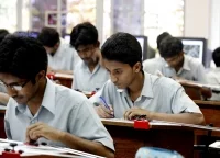 Vocational Center, Bangalore, Indie: papier, ołówek i deska kreślarska – praktykanci przy nauce rysunku technicznego w ośrodku szkoleniowym