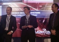 Ceremonia wręczenia nagród, od lewej: Martijn van Overveld (Bosch Security Systems), Michel van Loon (Bosch Security Systems) i Richard Lawn (Pro Audio Middle East) Bosch