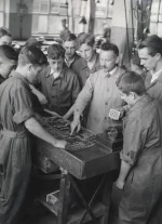 Majster Wilhelm Krebs uczy praktykantów jak używać narzędzi, Stuttgart, 1930 r. Bosch