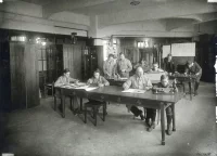 Kandydaci i egzaminatorzy w laboratorium fizyki Boscha w Stuttgarcie w 1925 roku