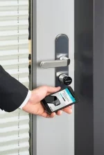 Technologia SEOS umożliwiająca otwieranie drzwi za pomocą telefonu komórkowego, Assa Abloy