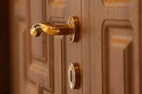 Drzwi zewnętrzne: wizytówka domu czy ochrona przed włamaniem?