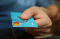 Terminal płatniczy jest niewielkim urządzeniem służącym przede wszystkim do akceptowania kart płatniczych i przyjmowania płatności bezgotówkowych. Biorąc pod uwagę fakt, że coraz więcej klientów korzysta z „plastikowych pieniędzy” warto rozważyć jego zakup.