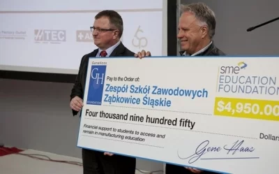Oficjalne wręczenie czeku przez Gene’a Haasa szkole z Ząbkowic Śląskich w 2014 r.