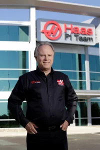 Gene Haas przed siedzibą Haas F1 Team