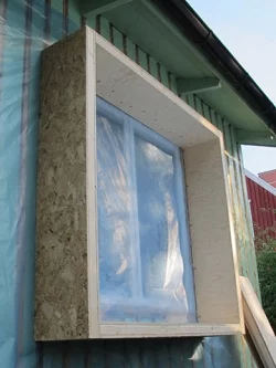 Z zewnątrz dokoła starych okien i drzwi wykonano specjalne ramy, tak zwane zamki montowane w taki sposób, by okna i drzwi znalazły sę w nowo wykonanej warstwie izlolacji cieplnej, Paroc