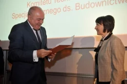 Wręczenie Jackowi Michalakowi nominacji na zastępcę przewodniczącego Komitetu Technicznego Specjalistycznego ds. Budownictwa przy Polskim Centrum Akredytacji. Na zdjęciu dyrektor PCA Lucyna Olborska i prezes SSO Jacek Michalak. Fot. Robert Korybut-Daszkiewicz