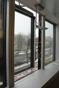 Okna wysuwne zapewniają nie tylko lepsze wietrzenie budynku, ale również nadają mu niepowtarzalnego charakteru, fot. D+H