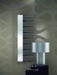 Grzejnik Zehnder Yucca Mirror, złożony z horyzontalnych rur usytuowanych po jednej stronie profilu może z powodzeniem zastąpić lustro łazienkowe