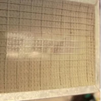Fot.3 Zabrudzony filtr w jednostce wewnętrznej klimatyzatora typu kasetonowego Systherm