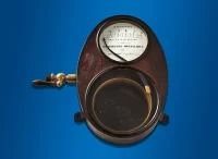 Przykład jednego z pierwszych mechanicznych przyrządów pomiarowych do pomiaru ciśnienia z dobrze widoczną sprężyną Bourdona