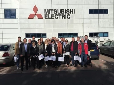 Firma Mitsubishi Electric po raz kolejny zaprosiła klientów do swojej fabryki w Livingston, w Szkocji, Do fabryki w Szkocji firma Mitsubishi Electric zaprosiła swoich kilkunastu klientów. Goście mieli okazję zobaczyć, jak powstają urządzenia klimatyzacyjne marki Mitsubishi Electric. Przewodnikami po fabryce byli pracownicy fabryki.   Foto: Mitsubishi Electric