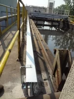 Nowoczesny system prowadzenia przewodów zasilających mostek zgarniający, pracujący w zbiorniku klarownicy w obszarze Stacji Uzdatniania Wody  w ArcelorMittal