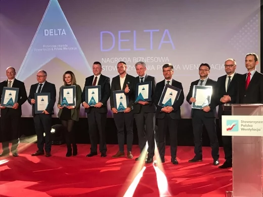 Marek Kupiec, Prezes Zarządu KLIMOR (na zdjęciu piąty od prawej), podczas uroczystej gali branżowej odebrał nagrodę DELTA 2019 Stowarzyszenia Polska Wentylacja.