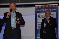 Na zdj. z lewej Marek Sosnowski, Zastępca Dyrektora ds. Sprzedaży i Marketingu w MASTERPRESS S.A., z prawej Michael Farley, przewodniczący jury konkursu FINAT Label Awards