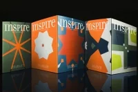 Każda z 22 tys. okładek inspirującego magazynu firmy Iggesund Paperboard o nazwie „Inspire”jest wyjątkowa i odznacza się odmiennymi polami kolorów, lakierem wybiórczym i kodami czasowymi, Iggesund