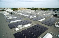 Panele słoneczne na dachu fabryki GE