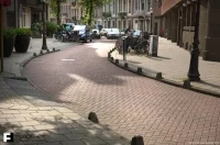 Woonerf - miejsce, w którym ruch pieszy i kołowy może ze sobą harmonijnie współistnieć, Amsterdam