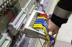 Nowe możliwości w stacjach elekroenergetycznych: Zakład Energetyczny w Monachium modernizuje swoje rozdzielnie z użyciem systemu kontrolno pomiarowego FAME firmy Phoenix Contact.