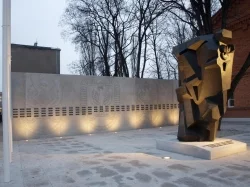 Pomnik przy Centrum Weterana w Warszawie Klinika Betonu