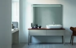 Łazienka dobrze oświetlona – lustra z oświetleniem