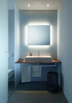 Łazienka dobrze oświetlona – lustra z oświetleniem